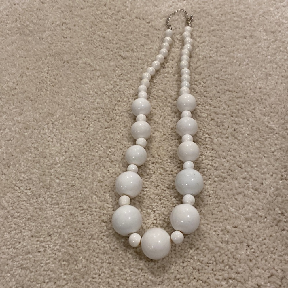 White ball bead necklace